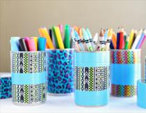 DIY stojan na tužky vyrobený z odpadových materiálů