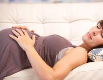 Posiciones de descanso óptimas, por qué no puedes dormir boca arriba durante el embarazo